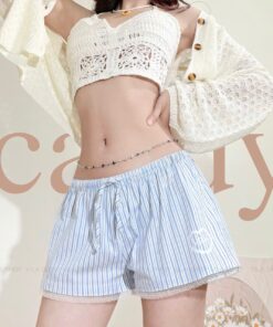 VILA | CANDY SHORTS Vi15 กางเกงขาสั้นแต่งขอบลูกไม้ VILA